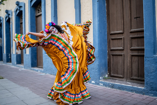 一个中年妇女的肖像跳舞和庆祝死亡的日子图片下载