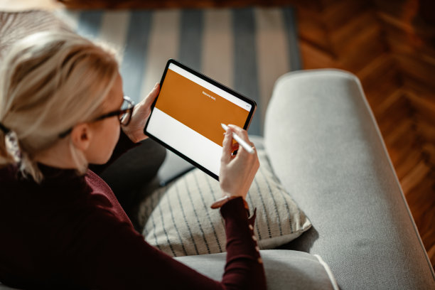 女人用数字平板电脑进行网上银行业务的特写照片图片下载