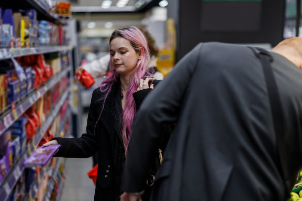 一对年轻夫妇在商店挑选商品的照片。图片下载