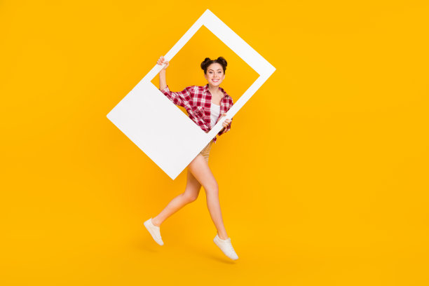 全尺寸照片的青春甜夫人跳步腿抱相框购物拍摄销售孤立的明亮的颜色背景图片下载