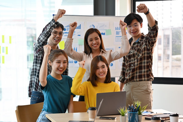 亚洲的商业人士为一个商业成就而举手，以开始未来的下一个项目。商业和金融概念。图片下载