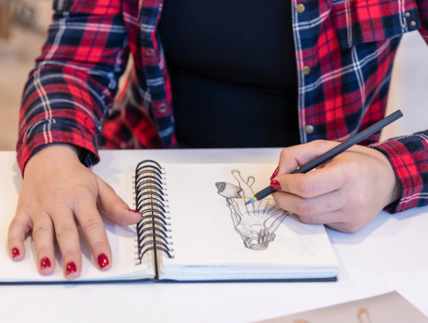 工作中的女艺术家图片下载