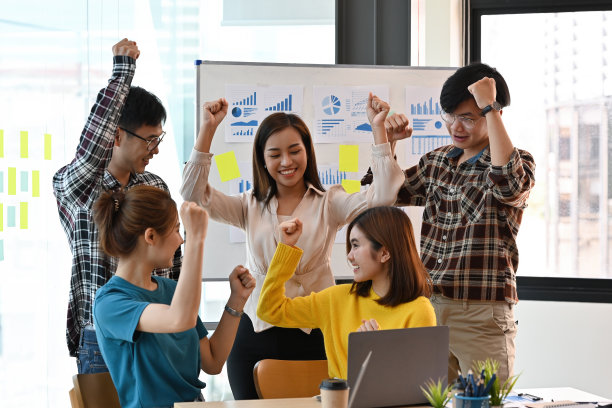 亚洲创业团队通过统计图表展示成功地为客户公司宣传。商业成就。商务会议。图片下载