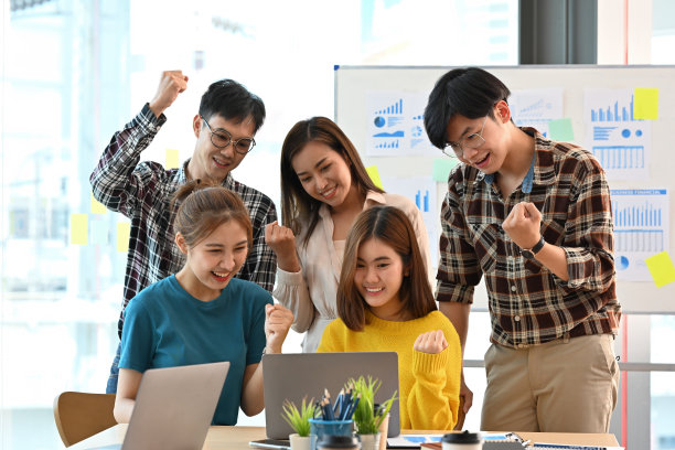 年轻的亚洲商人在社交媒体上分享有趣的新目标客户群体。使用概念的业务和技术。图片下载