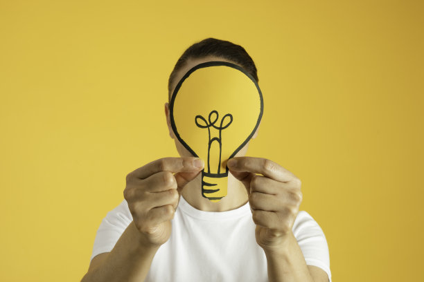 妇女把灯泡放在头的前面图片下载