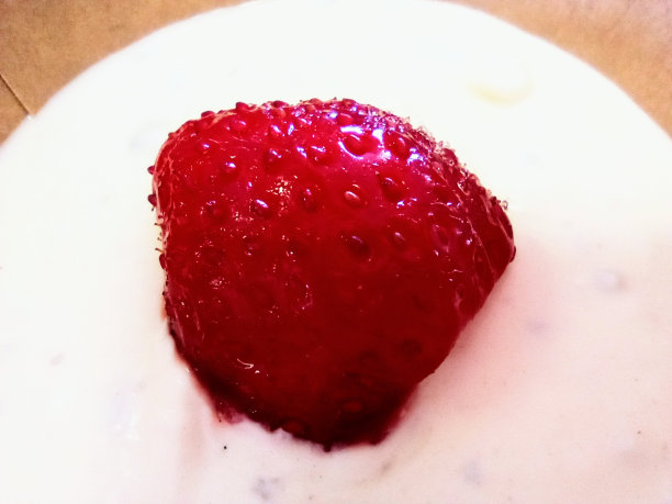 草莓冰淇淋和冰淇淋的特写照片图片下载