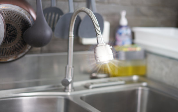 水槽的水龙头在厨房的水槽上。图片下载