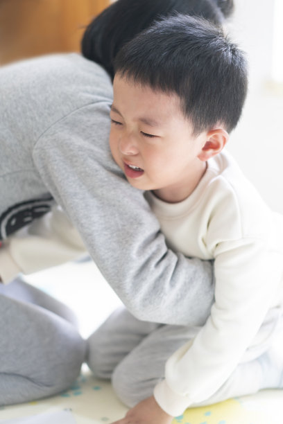 婴儿哭了图片下载