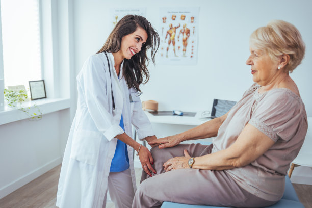 她正在医生办公室接受一位男医生的体检。图片下载