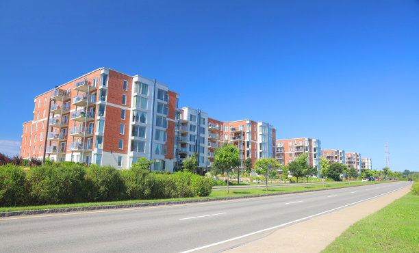路边的大型多公寓建筑街区图片下载