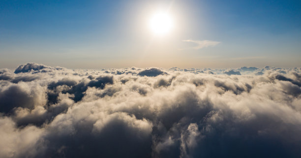 日落时云雾山的鸟瞰图。图片下载