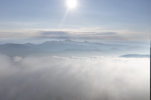 日落时云雾山的鸟瞰图。图片下载