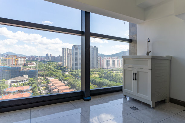 阳光下的城市建筑与法式窗户图片下载