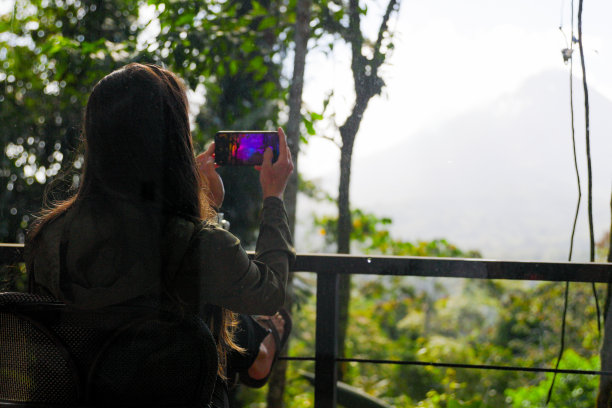 在哥斯达黎加用智能手机拍摄阿雷纳火山的女子图片下载