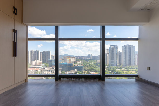 阳光下的城市建筑与法式窗户图片下载