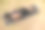 一名年轻的亚洲男子在户外的一块黑色垫子上做一组带着阻力带的俯卧撑。胸部或全身锻炼。图片下载
