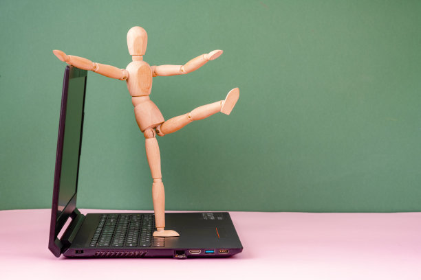 木头人在笔记本电脑前做运动。是时候离开电脑休息一下了图片下载