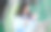 一名年轻女子在吊床上一边用笔记本电脑工作，一边吃冰淇淋。图片下载