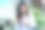 一名年轻女子拿着智能手机吃苹果。图片下载