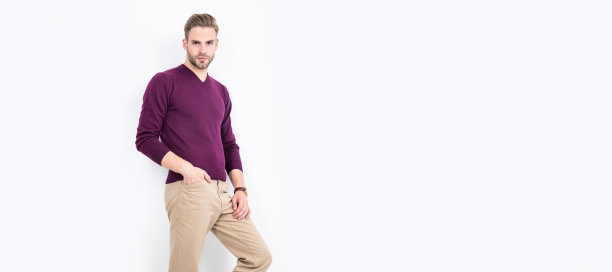 帅气的小伙子搭配时尚的look，穿现代的衣服孤立在白色，休闲。男人的脸肖像，横幅复制空间。图片下载