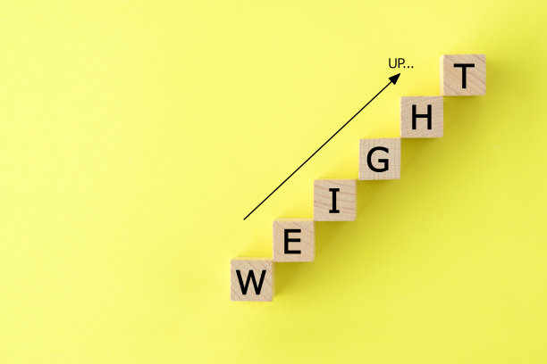 有“重量”字的木块，增加体重和fetting脂肪图像图片下载