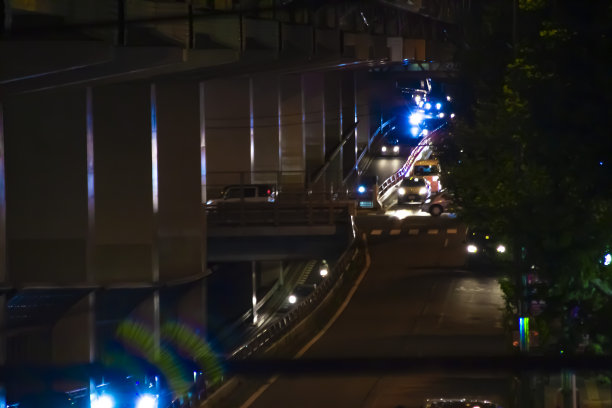 东京高速公路下的夜间交通堵塞是不可能的图片下载