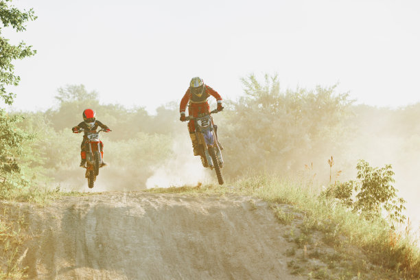 专业和初级运动员，在炎热的夏天在户外进行摩托车训练。运动中的越野摩托车手。摩托车运动,挑战图片下载