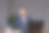 微笑的商人带着笔记本电脑，笔记本和文件在办公室图片下载
