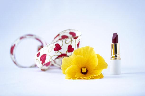 黄色的木槿和心带，鲜红色的ripstick图片下载