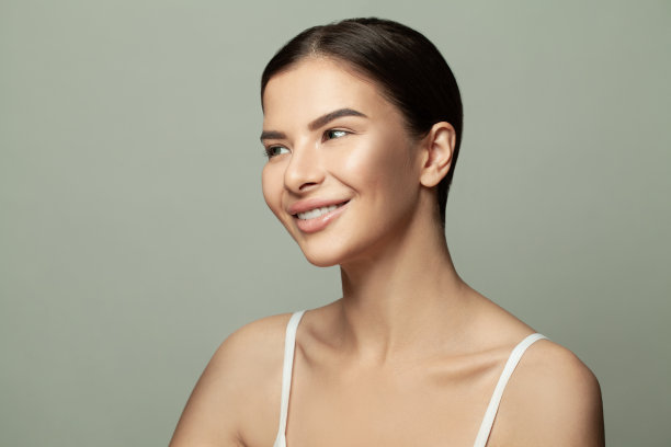 可爱开朗漂亮漂亮的女人水疗模特微笑。美丽的脸特写镜头图片下载