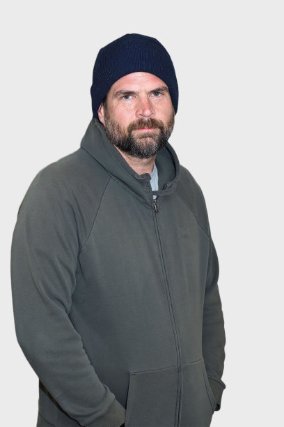 秋天穿着连帽衫和豆豆帽的男人图片下载