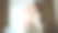 特写镜头漂亮的小女孩躺在床上和她的妈妈一起，看着镜头图片下载