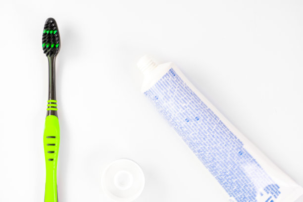 白色背景的牙刷和牙膏图片下载