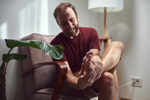 成年男子足部疼痛，错位，麻木，抽筋和其他关节问题。图片下载