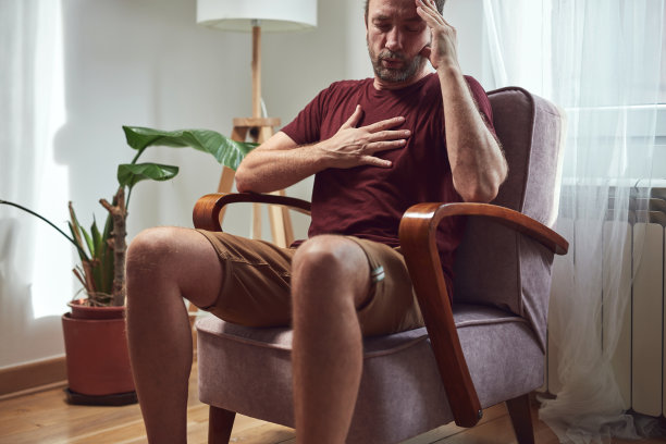 成年男子有膝部疼痛、脱位、麻木、抽筋等关节问题。图片下载