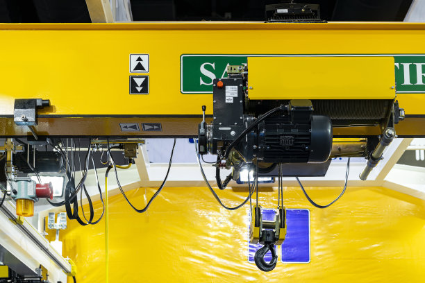 采用小车架驱动单元钢丝绳吊钩块封闭电动葫芦，用于提升和转移物体，减轻工作负荷图片下载