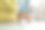 赤脚妇女站在家里温暖的木地板上的特写图片下载