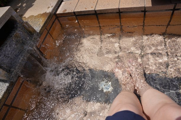 日本山梨县一个山间公园的足浴图片下载