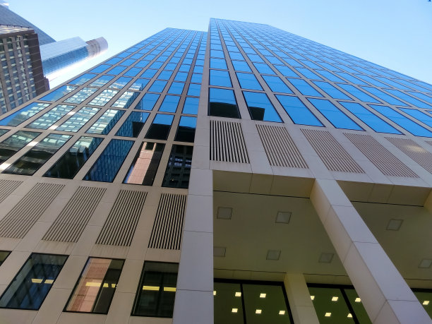 德国美因河畔法兰克福市中心的摩天大楼图片下载