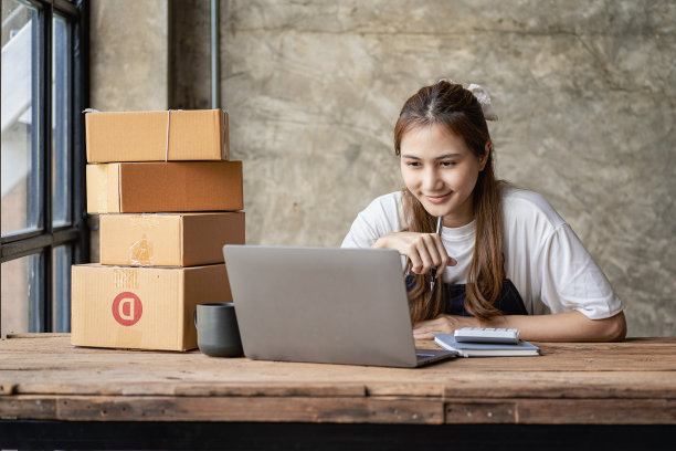 一个小型创业公司的肖像，中小企业所有者，年轻的亚洲企业家，工作，开箱，在线查看订单。准备打包快递箱，出售给中小企业客户网上经营思路图片下载