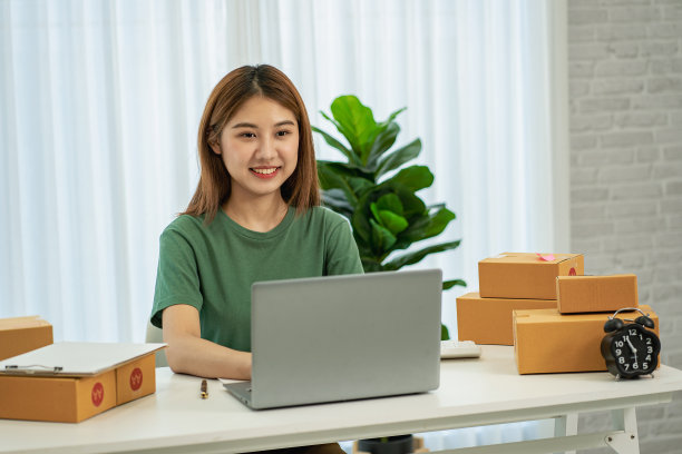 一个小型创业公司的肖像，中小企业所有者，年轻的亚洲企业家，工作，开箱，在线查看订单。准备打包快递箱，出售给中小企业客户网上经营思路图片下载
