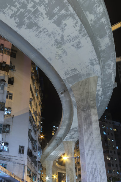 高架道路穿过香港市区的住宅楼。图片下载