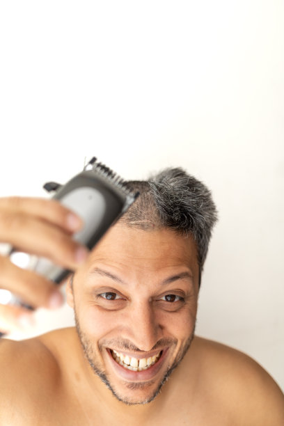 英俊的白发男子正在剪发。图片下载