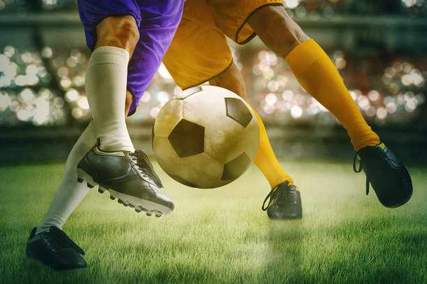 两名足球运动员激烈地争夺球素材图片
