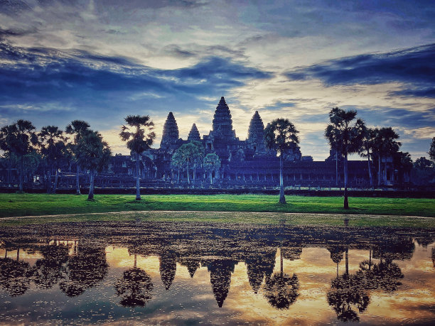 吴哥窟的日出与倒影图片下载