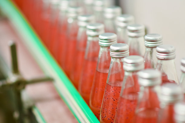 在一家生产厂，饮料瓶正在用传送带输送图片下载