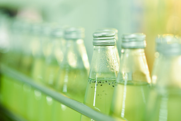 在一家生产厂，饮料瓶正在用传送带输送图片下载