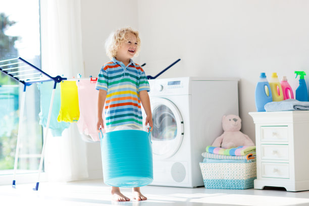 孩子在有洗衣机的洗衣房图片下载