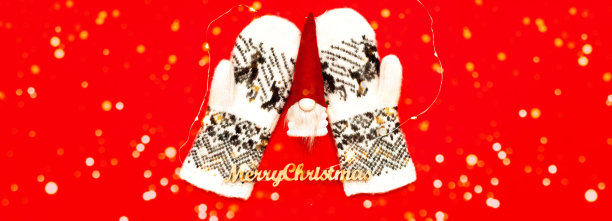 针织手套与北欧图案和圣诞老人在红色背景。圣诞和新年装饰理念，hygge风格。图片下载