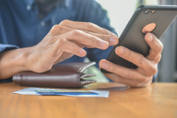 近手握手机网上购物信用卡软焦点图片下载